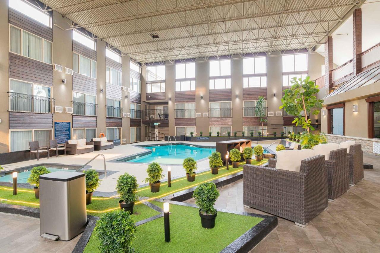 Hotel Sandman West 3*
